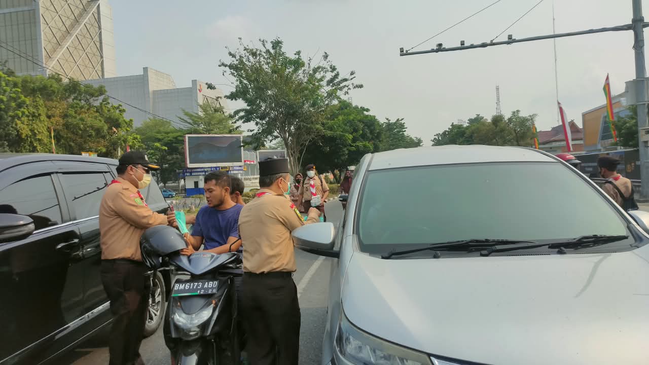 Pramuka Pekanbaru Turun ke Jalan Bagikan Masker kepada Pengendara
