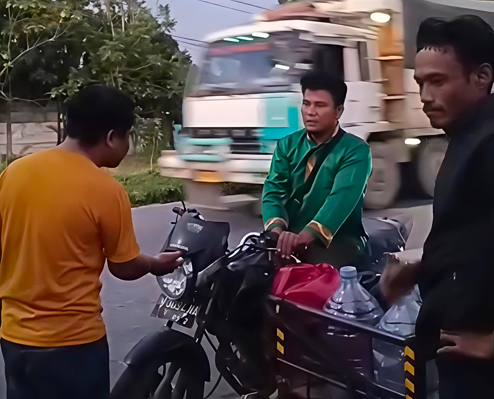 Kedapatan Buang Sampah Sembarangan, Warga Kampar Adu Mulut saat Diamankan Gakkum DLHK Pekanbaru