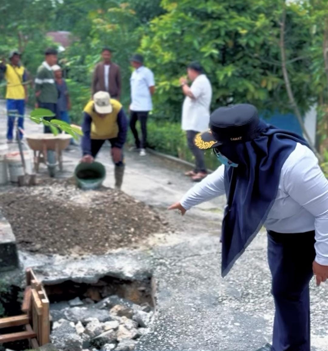 Tim OP Kecamatan Bukit Raya Aktif Bersihkan Drainase dan Dampingi Gotong Royong Warga