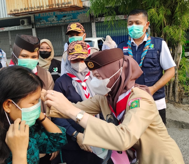 Ketua Kwarcab Pramuka Pekanbaru Bagikan Ribuan Masker Kepada Masyarakat