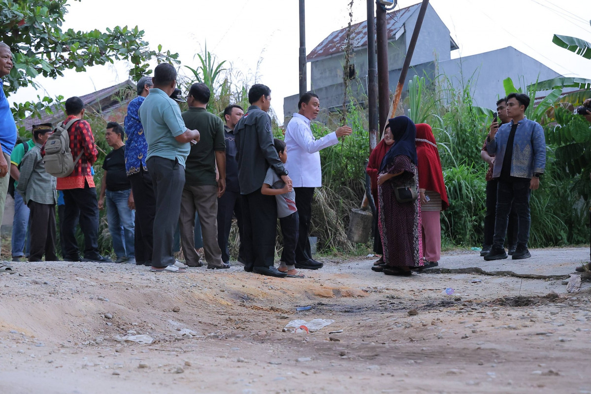 Wawako Pekanbaru, Markarius Anwar melakukan peninjauan jalan rusak di Kelurahan Tuah Karya, Kecama