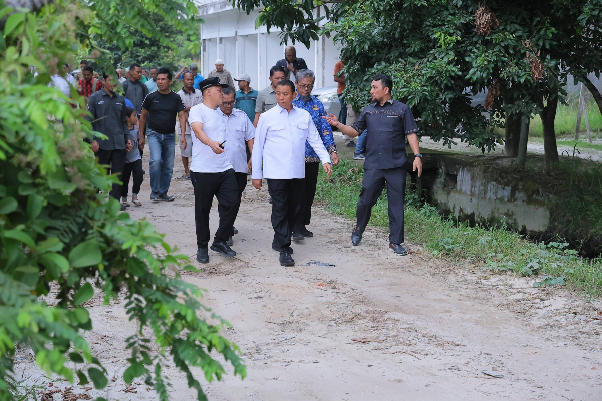 Wawako Pekanbaru, Markarius Anwar melakukan peninjauan jalan rusak di Kelurahan Tuah Karya, Kecama