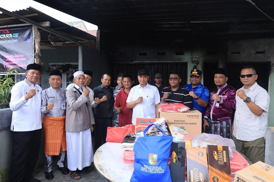 Pemko Menyerahkan Bantuan Kepada Keluarga Korban Kebakaran